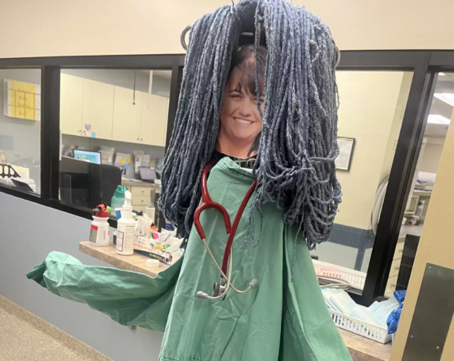 医生为缓解狗狗的焦虑情绪，给它做个假人陪在身边