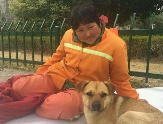 环卫大爷无意救下幼犬,路人主动提出收养后,大爷恳请善待狗狗!