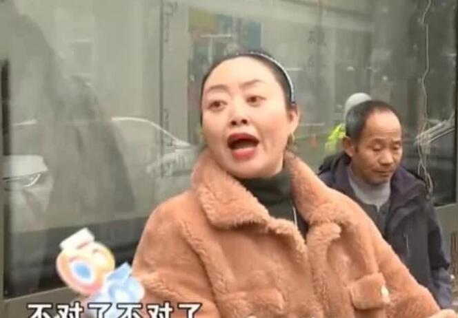 狗跑车底被撞死,狗主人不让司机走:撞死我儿子赔钱