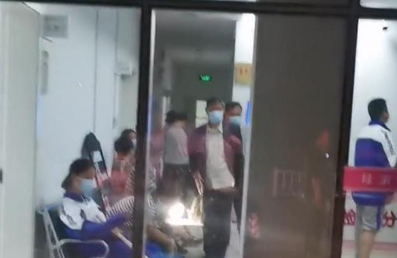 黄狗在街头咬人,伤者自理费用,警方正在抓狗,医院:大概有七八十人被咬伤