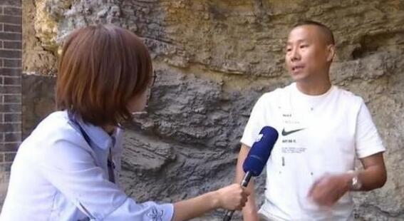 一男一女放狗到饮水池游泳被问责,狗主人:你咋没有安装护栏?