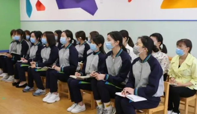 有的学校保安将流浪狗伤亡,有的高校为了救狗,放掉了护校河的水