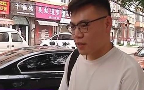 男子买了条法国斗牛犬,回家一看傻了眼,老板:你打电话报警吧