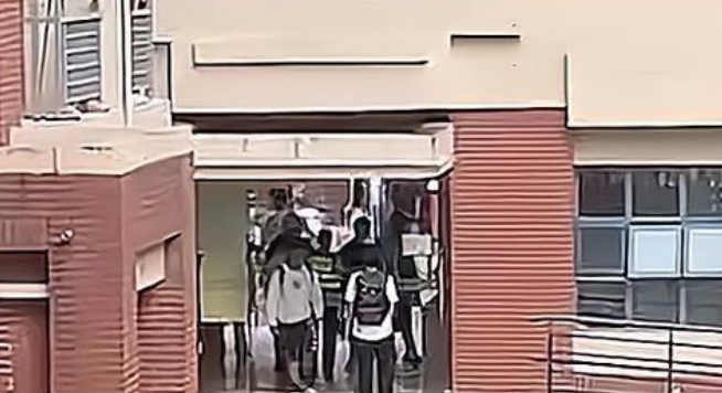 南京某高校有人火烧流浪狗?涉事学生:喝醉了,学校:意外事故