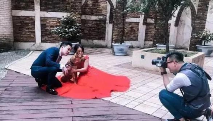 主人完婚狗狗不舍得,赖在婚纱礼服上不愿走:主人,别嫁了怎么样