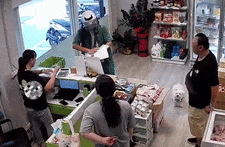 快递员送包裹遇到没见过的名字,狗子听到立马跑出来