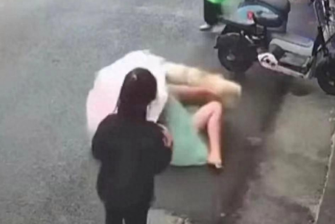 爱狗人士误入陷阱!江苏女子摸狗遭猛咬,引发热议