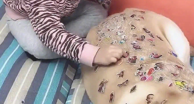 狗狗一脸不情愿，看过眼背部却被逗笑了：闺女也太过分了