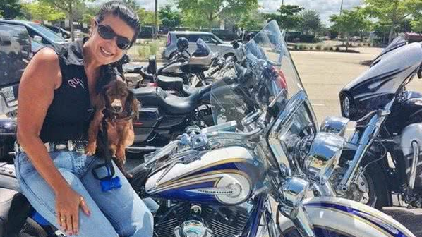 年龄只是一个数字，十九岁高龄狗狗不服老，陪主人四周玩