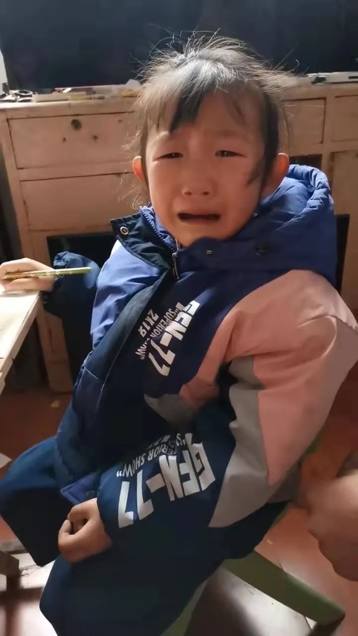 作业被小狗撕了,小学生崩溃大哭,妈妈告诉老师,老师的做法亮了