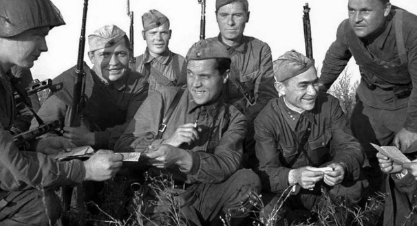 1950年二战军犬偶遇杀害主人的凶手,上前咬死凶手后,结局如何