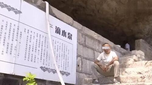 一男一女放狗到饮水池游泳被问责,狗主人:你咋没有安装护栏?