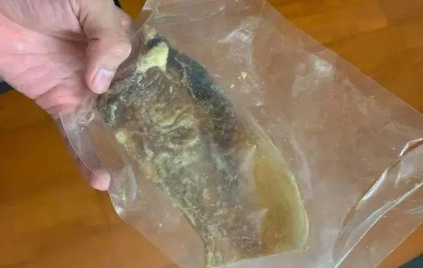 这类零食千万不要给狗吃，防止悲剧重演，主人家追悔莫及