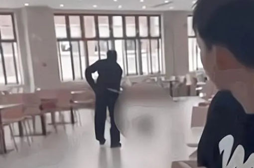 有的学校保安将流浪狗伤亡,有的高校为了救狗,放掉了护校河的水