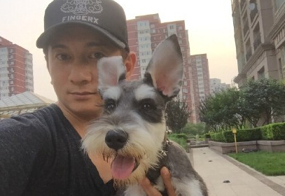 吴奇隆晒与小笼包合照 学爱犬趴地毯上搞怪
