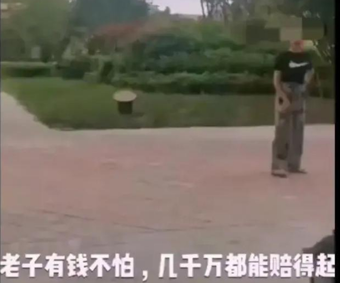 嚣张!女子遛狗咬伤女童,家长扣留恶狗女子称比你家孩子值钱!