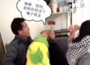 见到男主人拿锤子,一手锤向女主人,狗狗立即急了!