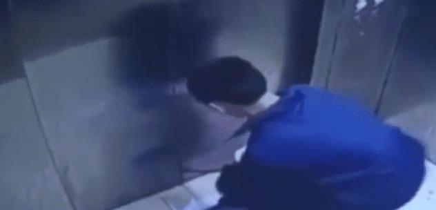 男孩利用电梯吊死宠物狗,引起众怒,家长却责怪物业曝光视频