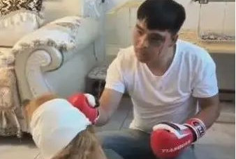 男主人和狗狗打架斗殴,狗狗被摆脱头,主人挨打黑眼!