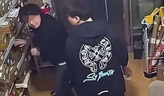 “它是我的家人！”宠物狗在店里撒尿，狗主人殴打店家，引发热议