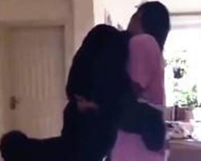 狗狗就必须那般抱主人,实在太幸福快乐了