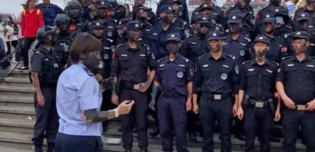 狗狗在普者黑“花脸节”被抹一身黑