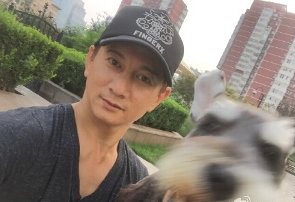 吴奇隆晒与小笼包合照 学爱犬趴地毯上搞怪
