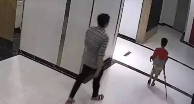 爸爸为了保护儿子，踢了没拴狗绳的狗，狗主人一拳KO爸爸