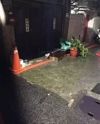 一只狗守护墓地11年,最后死在了主人的墓碑上…
