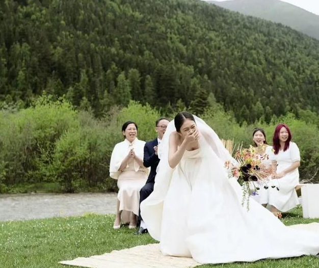 “狗在婚礼上抢走了我老公”,网友婚礼现场发生意外,笑翻了