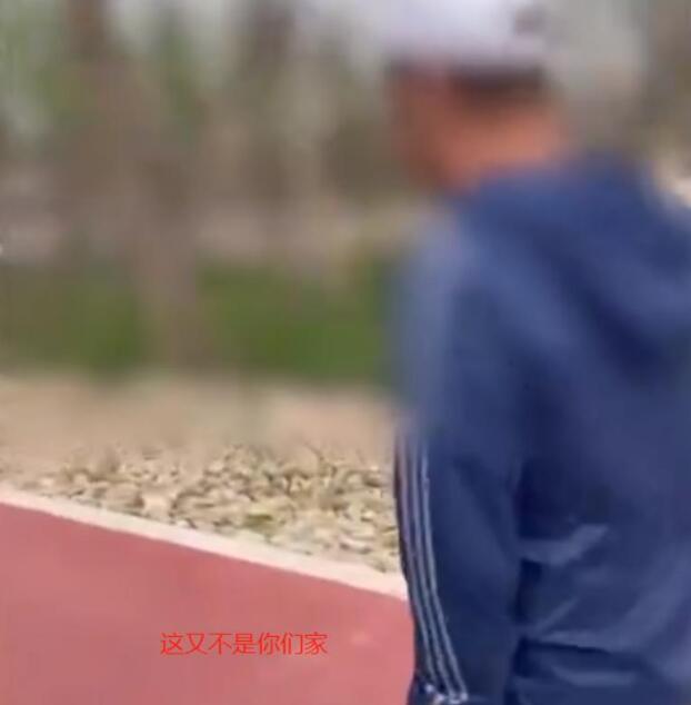 北京一公园现无理老人,遛狗不牵绳被劝阻,老人怒怼:又没拉你家