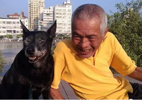 一条狗如何活了25年?80岁祖父:请给我跟它多拍多张照片
