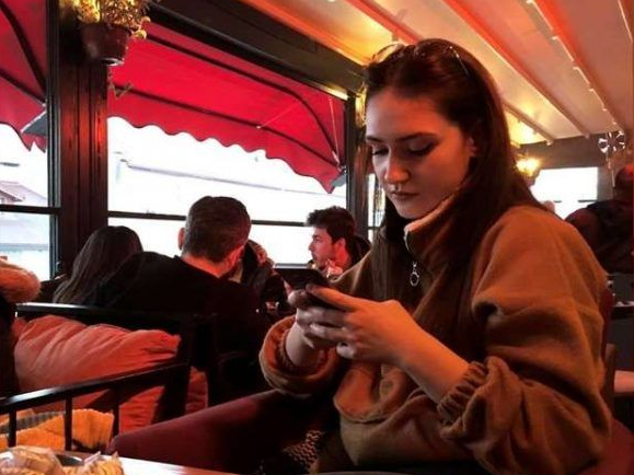 女子用围巾给流浪狗狗取暖 超暖心善举被赞爆