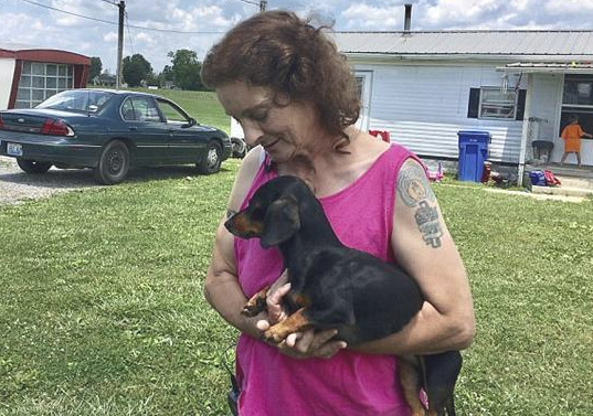 室外锄草不经意听到怪异狗吠声,好奇心找寻后马上通电话报警