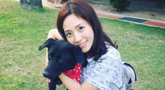 狗狗被勒脖子已休克,女孩不听爸的规劝非要救,带它旅行已有三年