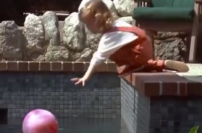 小女孩落水掉下蓄水池，狗狗义无反顾将她救起，全部操作过程太感动了！