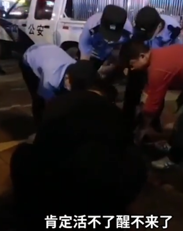大狗咬死未拴绳泰迪,其主人持刀砍死大狗,目击:现场十分凶狠