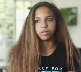 一头猪与5只狗一起生活,竟成功带跑偏,现在行为举止都很像狗!