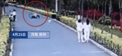 遛狗不拴绳致骑车男孩摔骨折,狗主人的反应让网友不淡定了