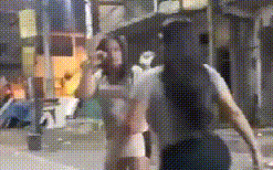 女子与狗主人争吵打架，被狗硬生生扯下裤子：马赛克已经不够用了