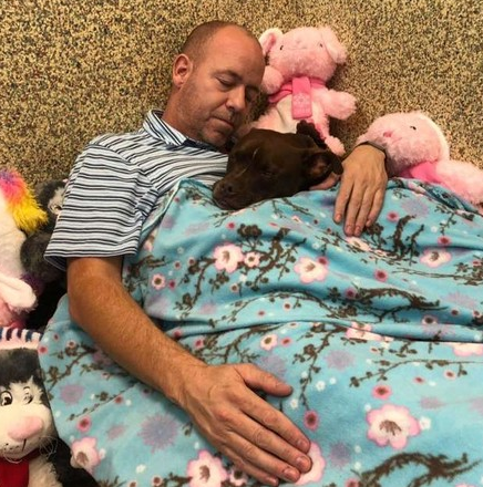 流浪狗等400天没有人抱养,男神搬入狗笼跟狗睡,結果奇迹sf产生