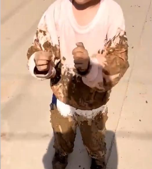 爆笑!河北一大爷借狗子给孙女玩,结果爷孙俩都被狗子带到沟里