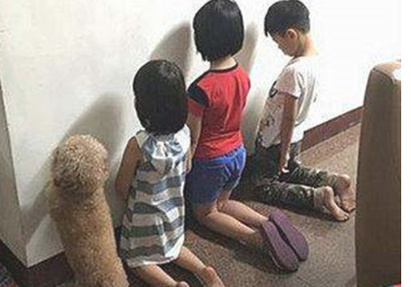 宝宝正和狗狗玩乐,被亲了一下后小表情太逗了:这味道太上头了