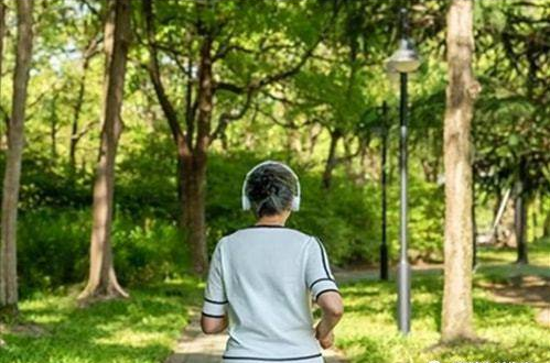 北京大妈被狗绊倒瘫痪，家属索赔260万遭拒，法院怎么判的？