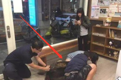 高加索犬注射不配合,2个壮男按着它,打过后狗儿急得冲大夫直叫