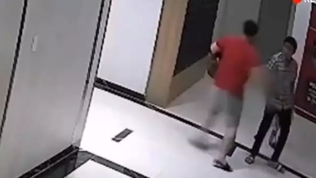 爸爸为了保护儿子，踢了没拴狗绳的狗，狗主人一拳KO爸爸