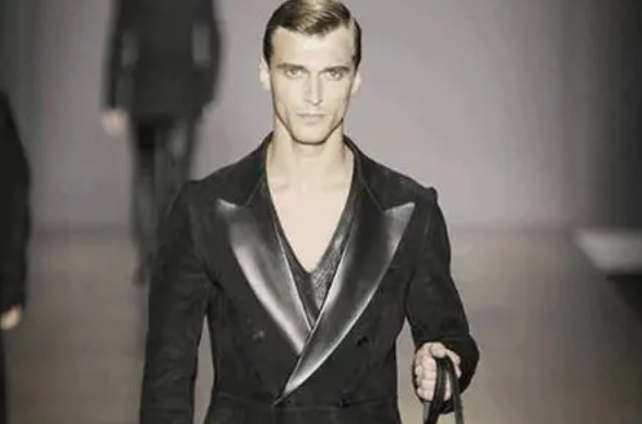 灵缇犬在外面睡 | 灵缇犬（Trussardi）世界上奔跑速度最快的汪星人