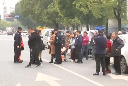 女子遛狗不拴绳被出租车撞死,拦着车主不让走:赔我一个一样的