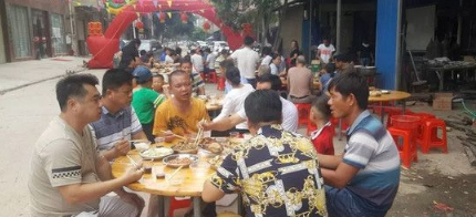 广西一金毛生10只小狗 主人高兴摆酒庆祝