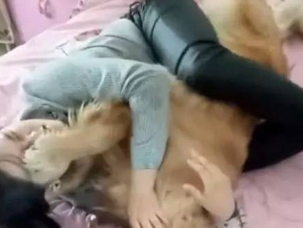 女人失恋了后怀着狗狗入睡,想不到狗狗一个姿势,她难堪的去医院门诊